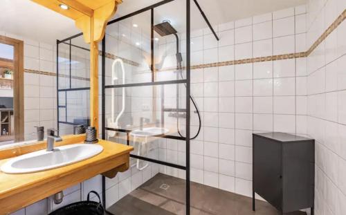 une salle de bain avec un lavabo et une douche en verre dans l'établissement Loriaz 12 - Appartement avec vue et piscine à deux pas du telecabine, à Vallorcine