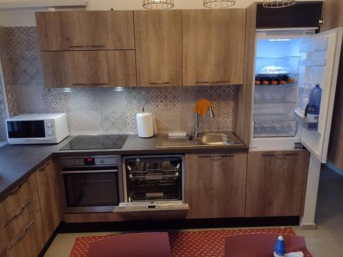 Una cocina o zona de cocina en Soverato con Vista