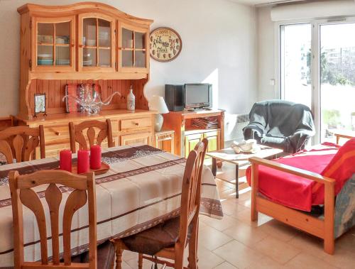 uma cozinha e sala de jantar com mesa e cadeiras em Appartement d'une chambre a Frejus a 300 m de la plage avec vue sur la ville piscine partagee et balcon em Fréjus