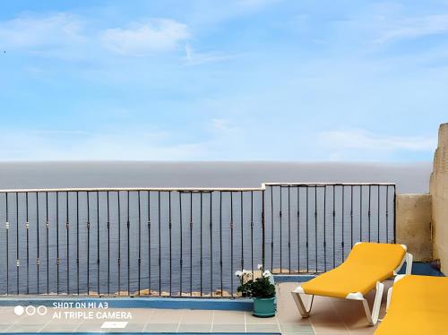 balcone con vista sull'oceano di 3 bedrooms villa with sea view private pool and enclosed garden at Iz Zebbug a Qala