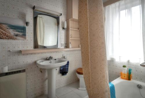 Vitigudino的住宿－3 bedrooms villa with shared pool and furnished terrace at Vitigudino，一间带水槽、卫生间和镜子的浴室