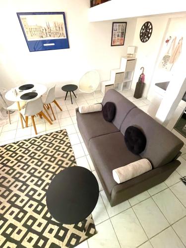 un salon avec un canapé, une table et des chaises dans l'établissement Au coeur d'AVIGNON, à Avignon