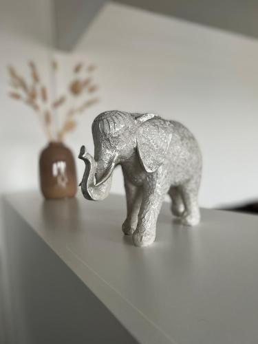uma estatueta de elefante prateado numa prateleira com um vaso em Kobra Room, 4 Personen em Spielberg