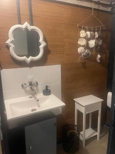 łazienka z umywalką i lustrem na ścianie w obiekcie Tififi jak na Włoskiej prowincji w Pobierowie