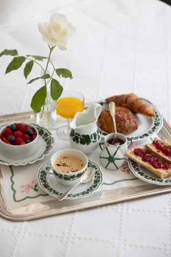 a tray with breakfast foods and coffee on a table at Château Sénéjac in Le Pian-Médoc