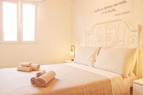 a bedroom with a bed with towels on it at La Casa dei Mori in Siracusa