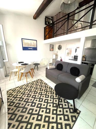 un salon avec un canapé et une table dans l'établissement Au coeur d'AVIGNON, à Avignon