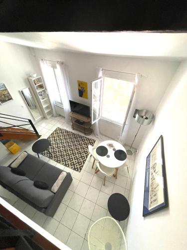 un salon avec un canapé et une table dans l'établissement Au coeur d'AVIGNON, à Avignon