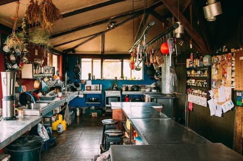 una cucina con lavelli e banconi in un ristorante di Peaceful Retreat in Nature Offgrid EcoVillage a Malchinguí
