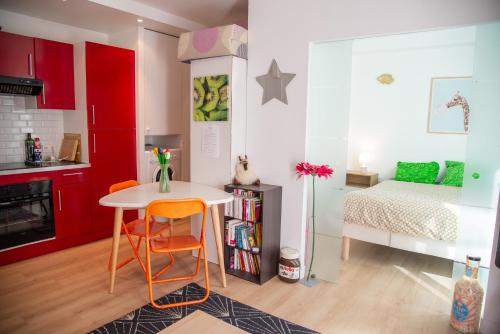 Cette petite chambre comprend une table et un lit. dans l'établissement Très agréable appartement près du canal St Martin, à Paris