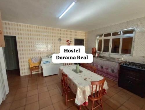 une chambre avec une table et une cuisine avec de la dopamine dans l'établissement Hostel Dorama Real, à Mongaguá
