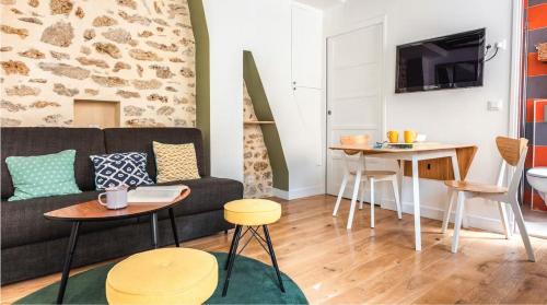 un salon avec un canapé et une table dans l'établissement The 199 - Charming apartment in the heart of Paris, à Paris