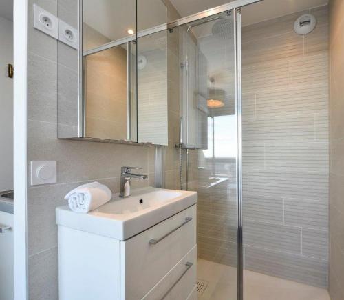 une salle de bain avec un lavabo et une douche dans l'établissement Studio Horizon - Héliopolis AB 408 - Luxe - 2 personnes, au Cap d'Agde