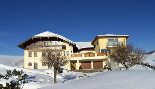 Gästehaus Stabauer durante o inverno