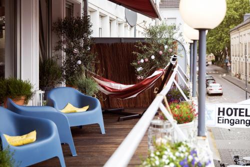 ザールルイにあるHotel Kleiner Marktの家の玄関のハンモック
