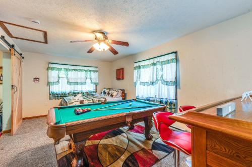 Biliár nebo kulečník v ubytování Pet-Friendly Pocono Lake Oasis with Game Room!