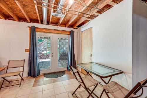 Imagen de la galería de Charming Pentwater Home with Fire Pit and Yard!, en Pentwater