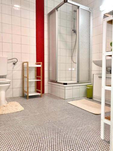 シュピールベルクにあるKobra Room für 4 Personenのシャワーとトイレ付きのバスルーム