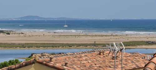 - une vue sur la plage depuis le toit d'un bâtiment dans l'établissement vue mer et garrigue, à Saint Pierre La Mer