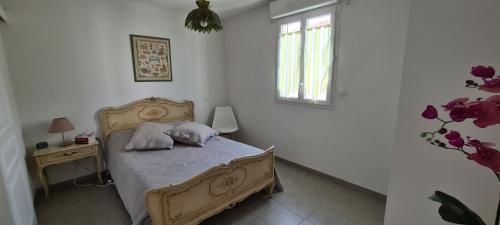 une chambre avec un lit avec deux oreillers dessus dans l'établissement vue mer et garrigue, à Saint Pierre La Mer