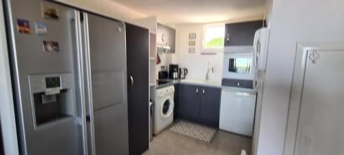 Il comprend une cuisine équipée d'un réfrigérateur et d'un lave-linge/sèche-linge. dans l'établissement vue mer et garrigue, à Saint Pierre La Mer