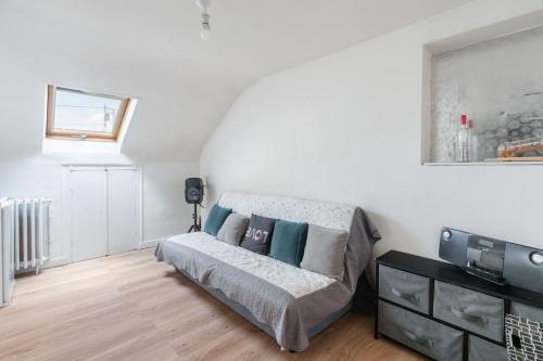 un salon avec un canapé et une télévision dans l'établissement Sublime appartement, à Champlan