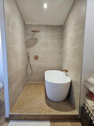 une salle de bain avec baignoire et douche dans l'établissement Maison proche des Calanques de la Côte Bleue, à Ensuès-la-Redonne