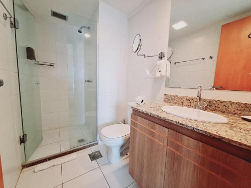 a bathroom with a toilet and a sink and a shower at Saint Moritz Brasília - Flat Particular 704 - com Garagem in Brasilia