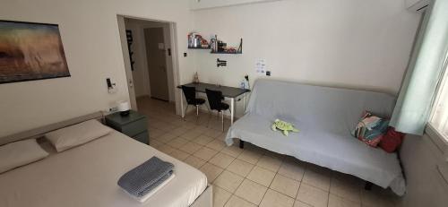 Postel nebo postele na pokoji v ubytování HoneyBee4 - Cozy studio close to the port, airport & Athens