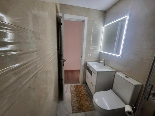 2 Bedrooms Flat 50 mts away from Las Canteras beach في لاس بالماس دي غران كاناريا: حمام مع مرحاض ومغسلة