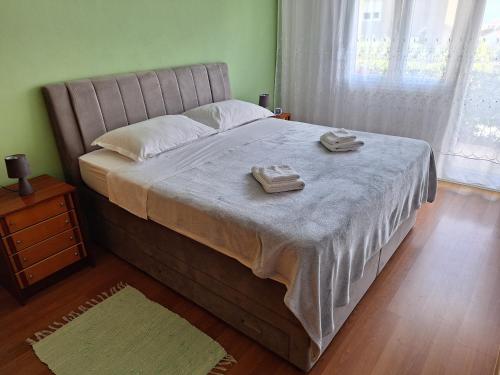 sypialnia z dużym łóżkiem z ręcznikami w obiekcie Apartment 3M w Splicie