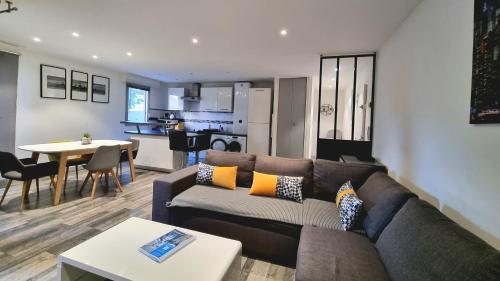 uma sala de estar com um sofá e uma mesa em Appartement T3 8eme Marselle St Anne Proche plage em Marselha
