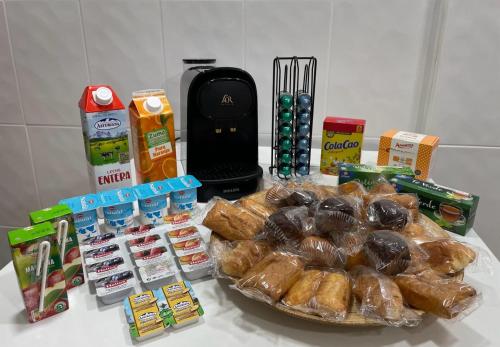 stół z chlebem i innymi artykułami spożywczymi w obiekcie El Balcón de Miguel w mieście Logroño