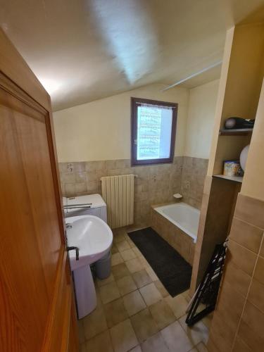 Un baño con bañera, inodoro y lavabo. en La Loulettaz, en Le Grand-Bornand