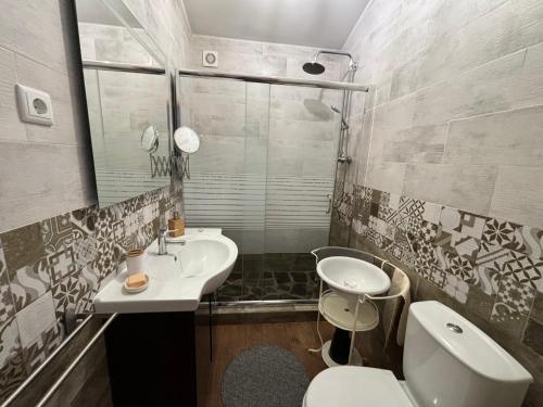 a bathroom with a sink and a toilet at CasinhaD'Alice in Reguengos de Monsaraz