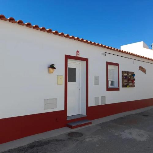 a white building with a red and white door at CasinhaD'Alice in Reguengos de Monsaraz