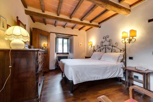 een slaapkamer met een wit bed in een kamer bij Albergo Diffuso Locanda Senio in Palazzuolo sul Senio