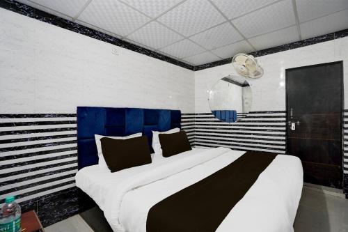 Кровать или кровати в номере OYO Hotel Golden Palace