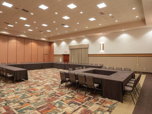 Holiday Inn Stevens Point - Convention Center by IHGにあるビジネスエリアまたは会議室
