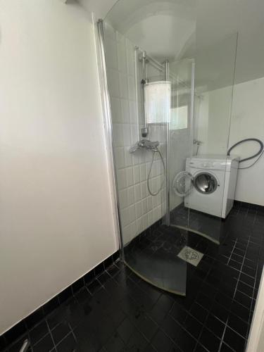 コッコラにあるPihlajan taloのバスルーム(シャワーブース、トイレ付)