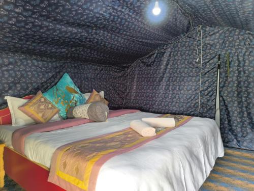 sypialnia z dużym łóżkiem w pokoju z tapetą w obiekcie Tyakshi Summer Camp w mieście Turtok