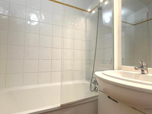 biała łazienka z umywalką i prysznicem w obiekcie Appartement cosy au pied des pistes avec piscine, balcon et parking privé - FR-1-505-170 w mieście Flumet