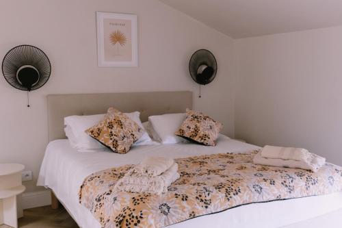 เตียงในห้องที่ L'Orangeraie d'Afa