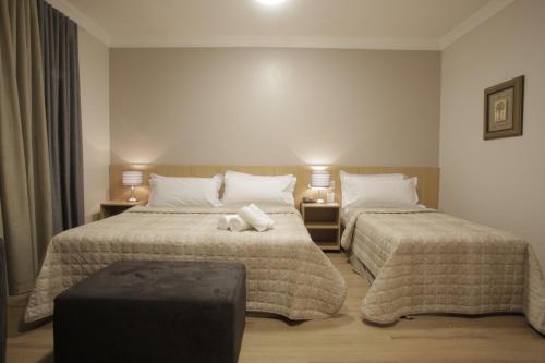 Ένα ή περισσότερα κρεβάτια σε δωμάτιο στο Castelo Inn Hotel