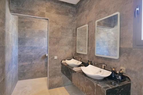 a bathroom with two sinks and a shower at Villa Continental 4bedrooms in Tangier