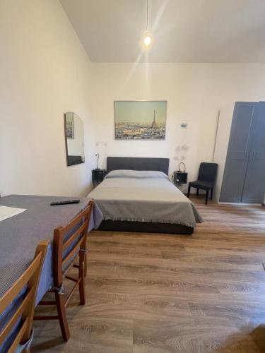 1 dormitorio con 1 cama y un banco en una habitación en La Magnolia en Livorno
