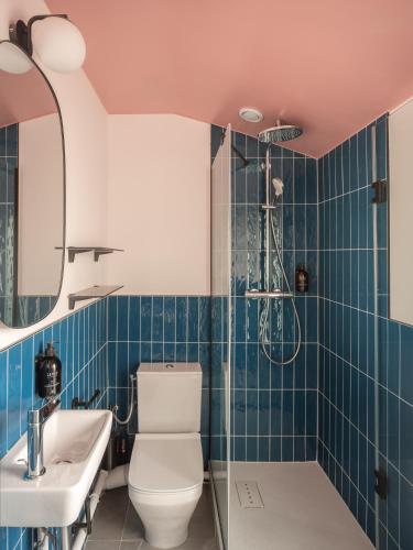 une salle de bain avec toilettes, lavabo et douche dans l'établissement Hôtel Biskui, à Levallois-Perret