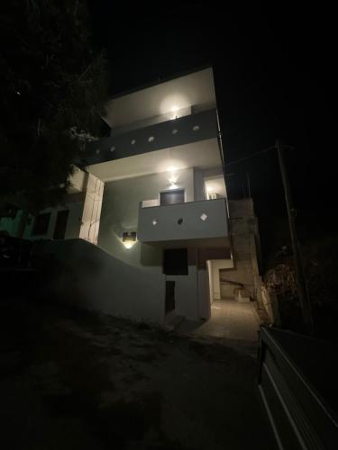 Το κτήριο όπου στεγάζεται  το διαμέρισμα