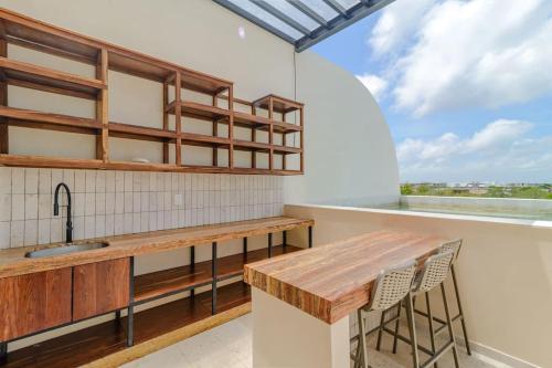 En balkon eller terrasse på Downtown Aldea Zama Luxury Condo