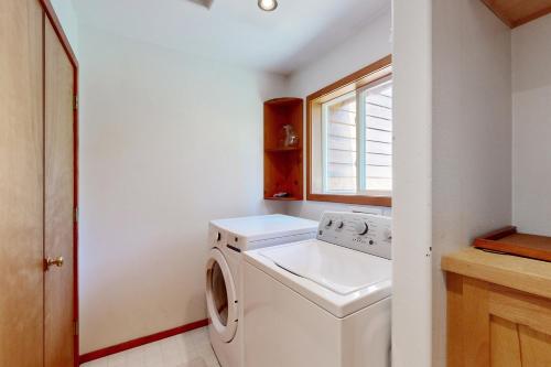 a laundry room with a washer and dryer at Silverado Escape in Tahoe City
